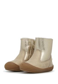 Stivaletti metallici oro con texture in suede, cerniera laterale e suola in gomma. Presentano una punta arrotondata e dettagli di cucitura minimali.