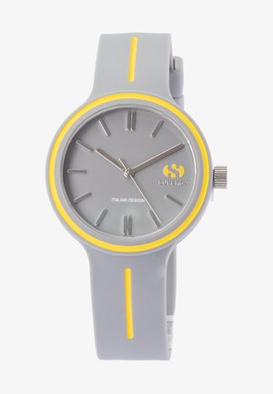 Grijze siliconen horloge met een gele accentring. Heeft een ronde wijzerplaat, zilveren uur- en minuutwijzers, en een textured band met een gele streep.