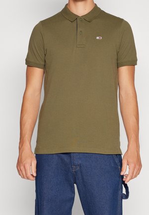 Polówka w oliwkowym zielonym kolorze, wykonana z bawełny, z kołnierzykiem, krótkimi rękawami i małym logo na lewej piersi. Prosty i dopasowany krój.