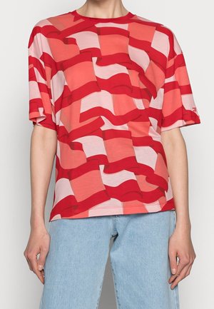 Czerwona i różowa koszulka z krótkim rękawem z abstrakcyjnym wzorem w szachownicę, wykonana z lekkiego materiału, z okrągłym dekoltem.