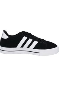 Baskets en suede noir avec un design à trois rayures blanches, des lacets noirs et une semelle en caoutchouc blanche avec un détail en rayure noire.