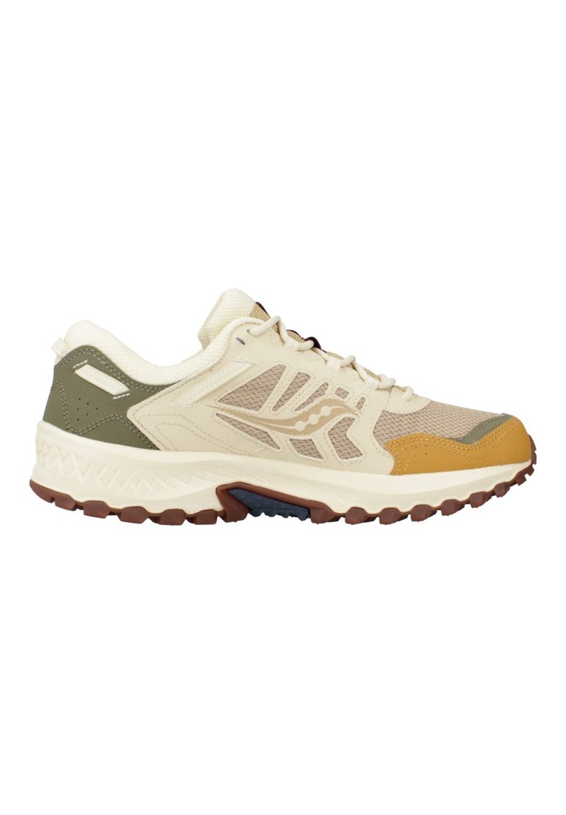 Beige en groene sneakers met een gestructureerde mesh bovenkant, bruine rubberen zool en gele accenten. Beschikt over een gevoerde hak en vetersluiting.