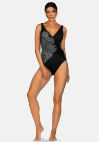 Czarny jednoczęściowy strój kąpielowy z dekoltem w serek, z srebrnym kwiatowym wzorem po jednej stronie i wiązaniem bocznym. Gładka tekstura i dopasowany fason.