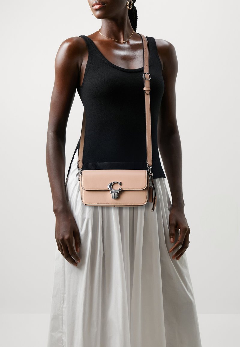 COACH STUDIO BAG 20 - Skuldertasker - buff