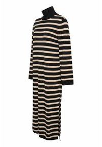 Robe à manches longues rayée horizontale noir et blanc avec col roulé et fente latérale sur fond blanc uni.