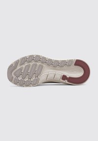 Suela de zapato con un diseño de goma en gris claro y burdeos. Presenta patrones de banda de rodadura texturizados y un área del talón ligeramente elevada.