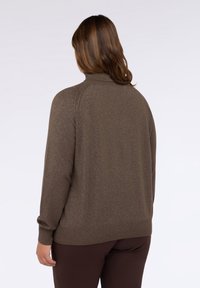 Maglione marrone metallizzato in maglia con colletto alto e polsini a coste, caratterizzato da una vestibilità leggermente ampia. Texture liscia e dettagli di design minimali.