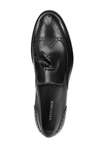 Zapato de cuero negro con un diseño perforado, punta redondeada y cordones decorativos. Textura suave con costuras detalladas y acentos.