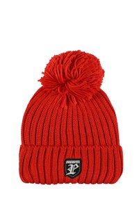 Czerwona dzianinowa czapka z prążkowaną fakturą i dużym pomponem na czubku. Na podwiniętym brzegu znajduje się czarna naszywka z logo.