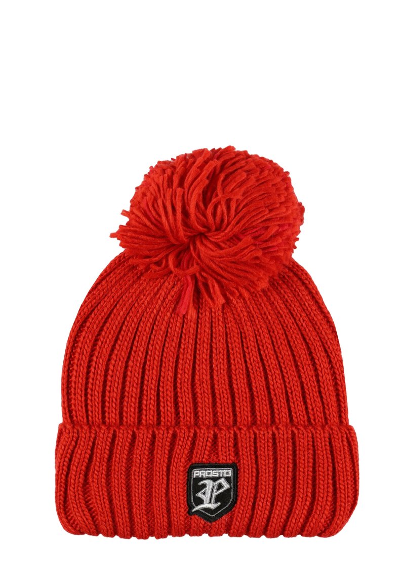 Czerwona dzianinowa czapka z prążkowaną fakturą i dużym pomponem na czubku. Na podwiniętym brzegu znajduje się czarna naszywka z logo.