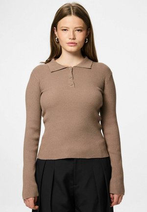 Top marrón de manga larga y acanalado con cuello y tres botones en la parte frontal. Presenta un ajuste ceñido y una tela texturizada. Combinado con pantalones negros.