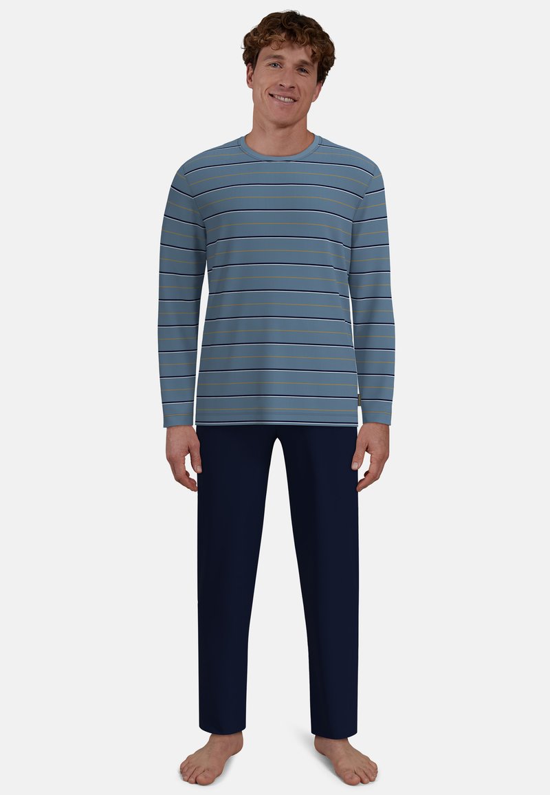 Langärmliges Hemd in Hellblau mit dünnen horizontalen Streifen in dunklerem Blau und Gelb, kombiniert mit dunkelblauen Hosen. Baumwollmaterial.