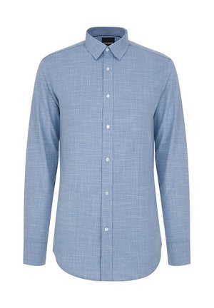 Jasnoniebieska, długa koszula z długim rękawem, zapinana na guziki, z delikatnym wzorem w kratkę i klasycznym, spiczastym kołnierzykiem, prezentowana na białym tle.