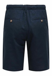 Pantaloni corti in cotone blu navy con una vita, due tasche posteriori con bottoni dorati e una finitura in tessuto texturizzato.