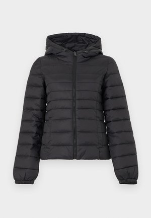 Doudoune matelassée noire avec capuche, fermeture éclair frontale, poignets élastiques et poches latérales, présentée sur un fond clair uni.