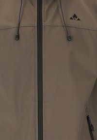 Braune Outdoor-Jacke mit glatter Textur, ausgestattet mit einem zentralen Reißverschluss und einer verstellbaren Kapuze. Schwarze Hardware-Akzente und Logo vorhanden.
