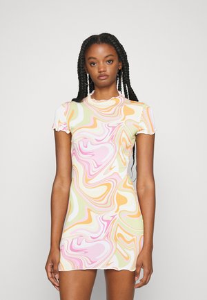 Vestido mini de mangas curtas com um padrão espiral multicolorido em rosa, laranja, amarelo e verde, feito de tecido elástico com um decote franzido.