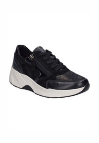 Černé tenisky s kombinací hladké kůže a strukturovaných akcentů. Disponují šněrováním a bočním zipem, zvýšenou bílou podšívkou pro větší výšku.