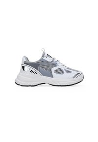 Zapatilla deportiva blanca y gris con paneles de malla, acentos texturizados y una suela de goma gruesa con detalles en negro.