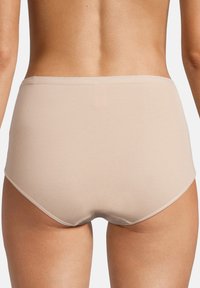 Mutande beige a vita alta realizzate in tessuto morbido ed elastico, con una finitura liscia; design minimalista e senza cuciture visibili.