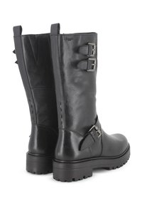 Botas de cuero negro hasta la mitad de la pantorrilla con dos hebillas laterales ajustables, acabado liso, punta redondeada y suela gruesa de caucho texturizado.