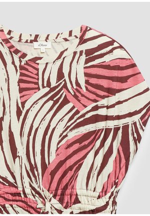 Zbliżenie bluzki z krótkim rękawem z abstrakcyjnym paskowanym wzorem w kolorach różu, burgundu i bieli oraz elastycznym detalem w talii.