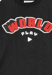 Musta tekstiili t-paita, jossa on rohkeat, kaarevat punaiset ja valkoiset kirjaimet, jotka lukeavat "WORLD PLAY", ja sen alla valkoinen play-painike kuvake.
