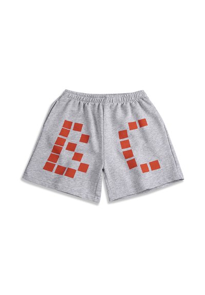 Shorts à taille élastique gris clair avec de grandes lettres rouges en style bloc, "B" sur la jambe gauche et "C" sur la jambe droite, présentés à plat.