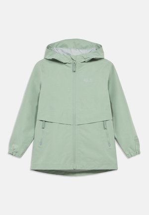 Giacca verde chiaro realizzata in tessuto morbido, con cappuccio, chiusura con zip, tasche frontali e polsini elasticizzati. Logo stampato sul petto.