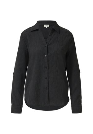 Chemise noire à manches longues avec un tissu texturé, fermeture boutonnée à l'avant et col. Comprend un ourlet courbé et des manches retroussées avec des détails à boutons.