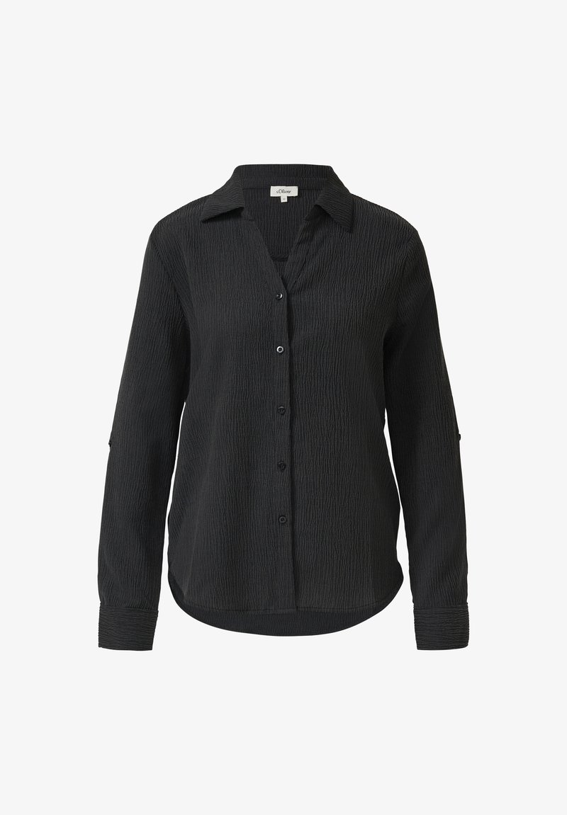 Chemise noire à manches longues avec un tissu texturé, fermeture boutonnée à l'avant et col. Comprend un ourlet courbé et des manches retroussées avec des détails à boutons.