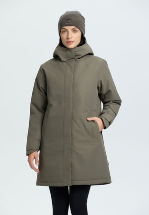 Manteau isolé vert olive avec un col montant, deux poches latérales et une capuche. Le design présente une silhouette élégante et une texture lisse.