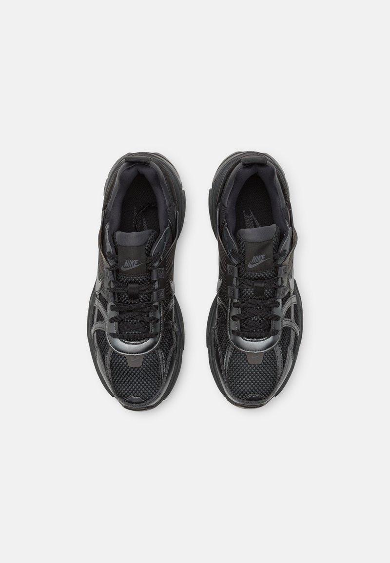 Baskets Nike noires avec une tige en mesh, des accents texturés, des semelles en caoutchouc épaisses et un design à lacets. Comprend un logo sur la languette et sur les côtés.