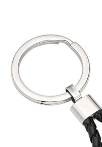 Silverfärgad metallnyckelring med cirkulär design, som har en flätad svart läderfäste och en polerad metallaccent.