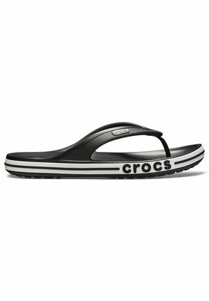 Chanclas negras de Crocs con una correa superior flexible, plantilla texturizada, diseño ligero y ribete blanco con la marca "crocs".