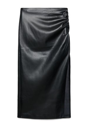 Jupe midi en similicuir noir avec un détail froncé sur un côté et une fente latérale subtile.