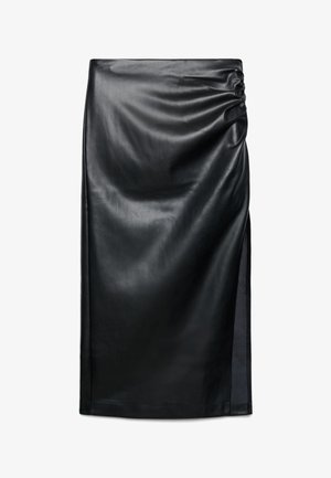 Jupe midi en similicuir noir avec un détail froncé sur un côté et une fente latérale subtile.