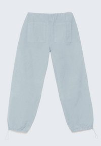 Pantalon décontracté bleu clair avec taille élastique, deux poches arrière et cordons ajustables aux ourlets des chevilles, présenté à plat.