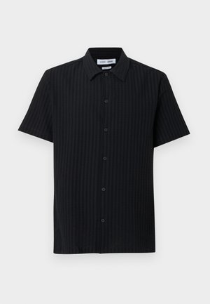 Camiseta preta de manga curta com padrão texturizado de riscas verticais, fecho frontal com botões e colarinho clássico, com um ajuste descontraído.