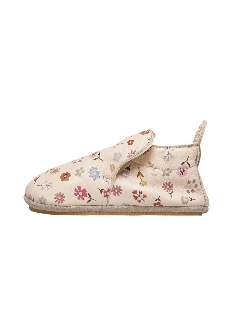 Scarpa per bambini color beige morbido con piccoli motivi floreali multicolori, dettaglio elastico laterale e suola flessibile progettata per essere indossata facilmente.