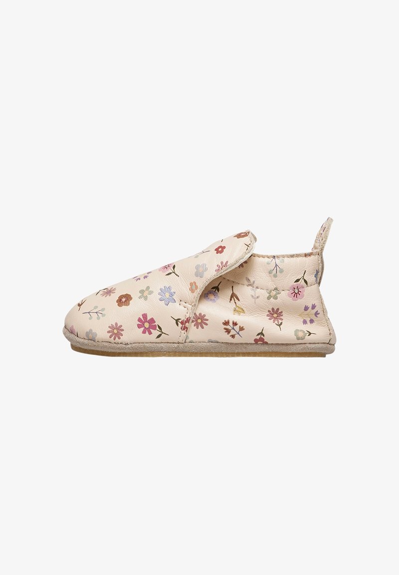 Scarpa per bambini color beige morbido con piccoli motivi floreali multicolori, dettaglio elastico laterale e suola flessibile progettata per essere indossata facilmente.