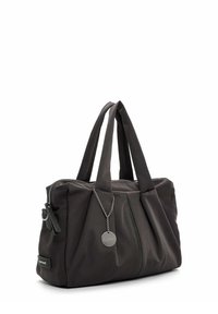 Zwarte stoffen draagtas met twee handvatten, ritssluiting, geplooid ontwerp, kettingaccent en logolabel aan de zijkant bevestigd.