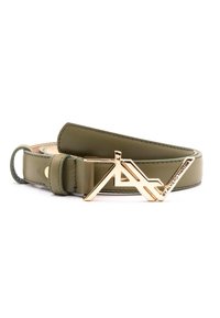 Cintura in pelle verde oliva con fibbia logo in metallo dorato. Texture liscia con dettagli di cucitura lungo i bordi.