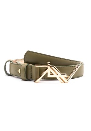 Ceinture en cuir vert olive avec une boucle en métal doré portant un logo. Texture lisse avec des détails de couture le long des bords.