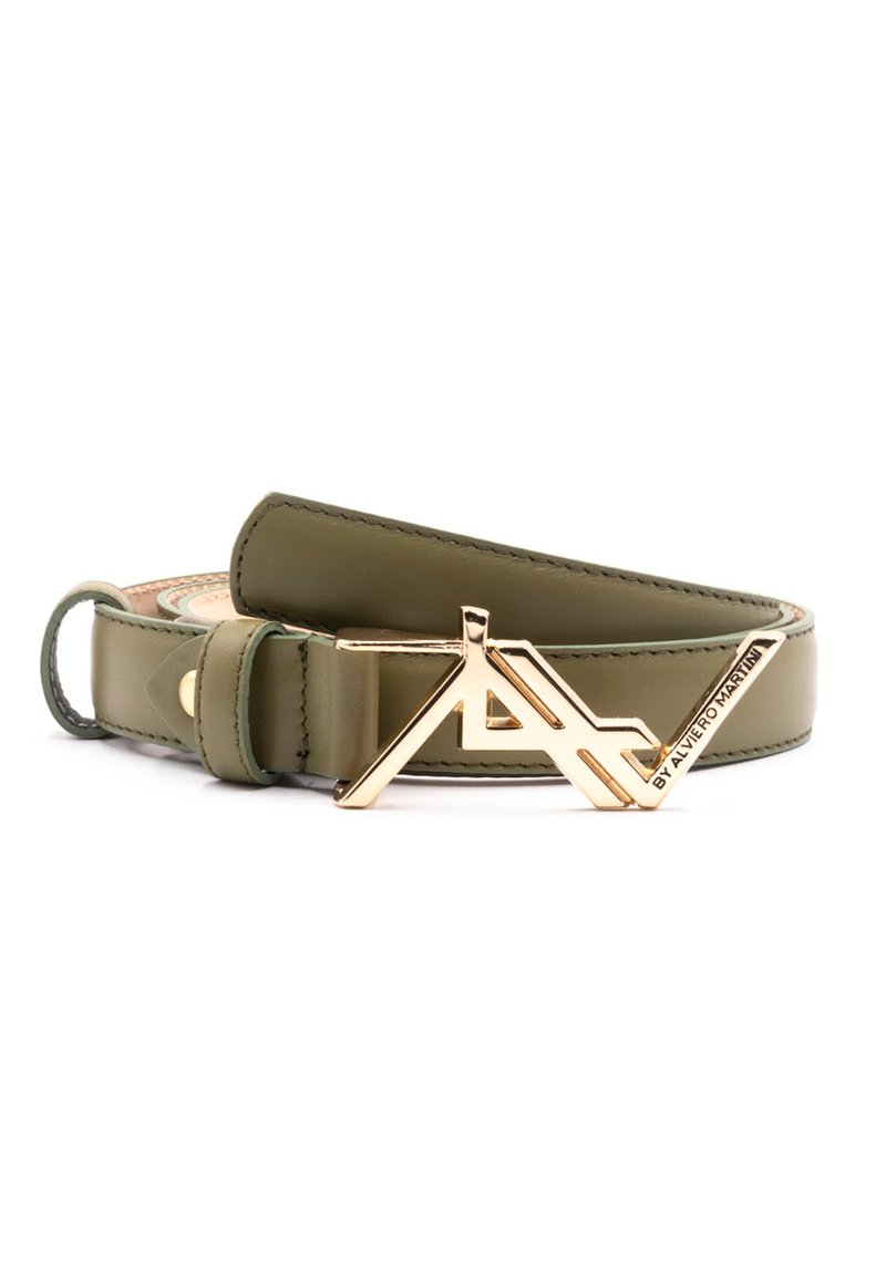 Cintura in pelle verde oliva con fibbia logo in metallo dorato. Texture liscia con dettagli di cucitura lungo i bordi.