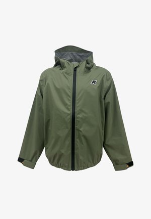 Giacca a vento impermeabile con cappuccio verde oliva, con cerniera frontale nera, vita elastica, cinturini regolabili ai polsi e un piccolo logo sul petto sinistro.