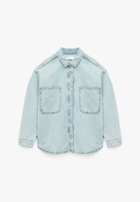 Camicia in denim azzurro chiaro con chiusura a bottoni, due grandi tasche sul petto, colletto e maniche lunghe con polsini; texture morbida e vestibilità comoda.
