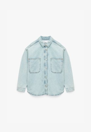 Camicia in denim azzurro chiaro con chiusura a bottoni, due grandi tasche sul petto, colletto e maniche lunghe con polsini; texture morbida e vestibilità comoda.