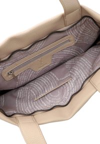 Borsa tote in pelle beige con esterno testurizzato. All'interno presenta una fodera in tessuto chiaro con testo stampato e una tasca con zip.