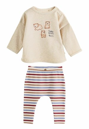Beige babysweater met lange mouwen met drie bruine beren illustraties en tekst "happy little bears", gecombineerd met gestreepte broek in blauw, rood en beige.